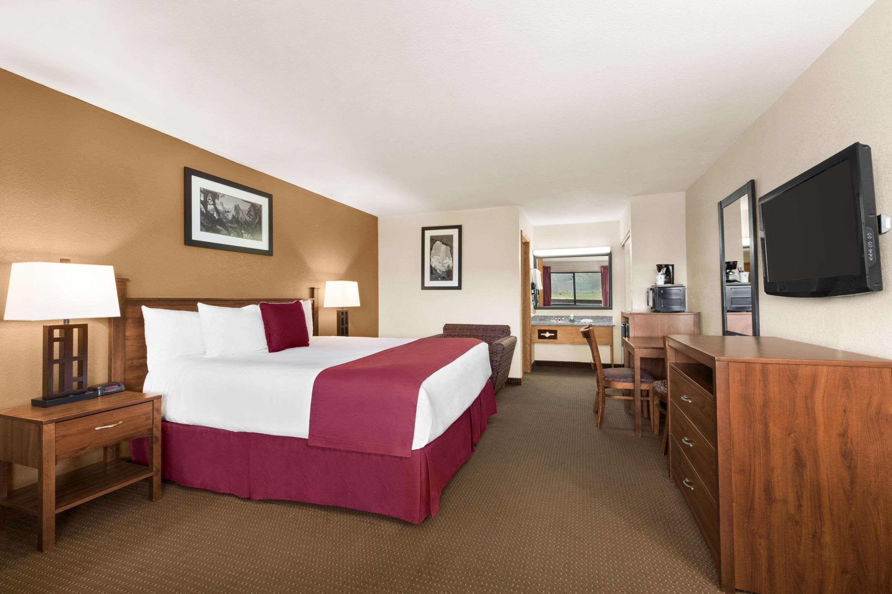 Baymont By Wyndham Cortez Bagian luar foto