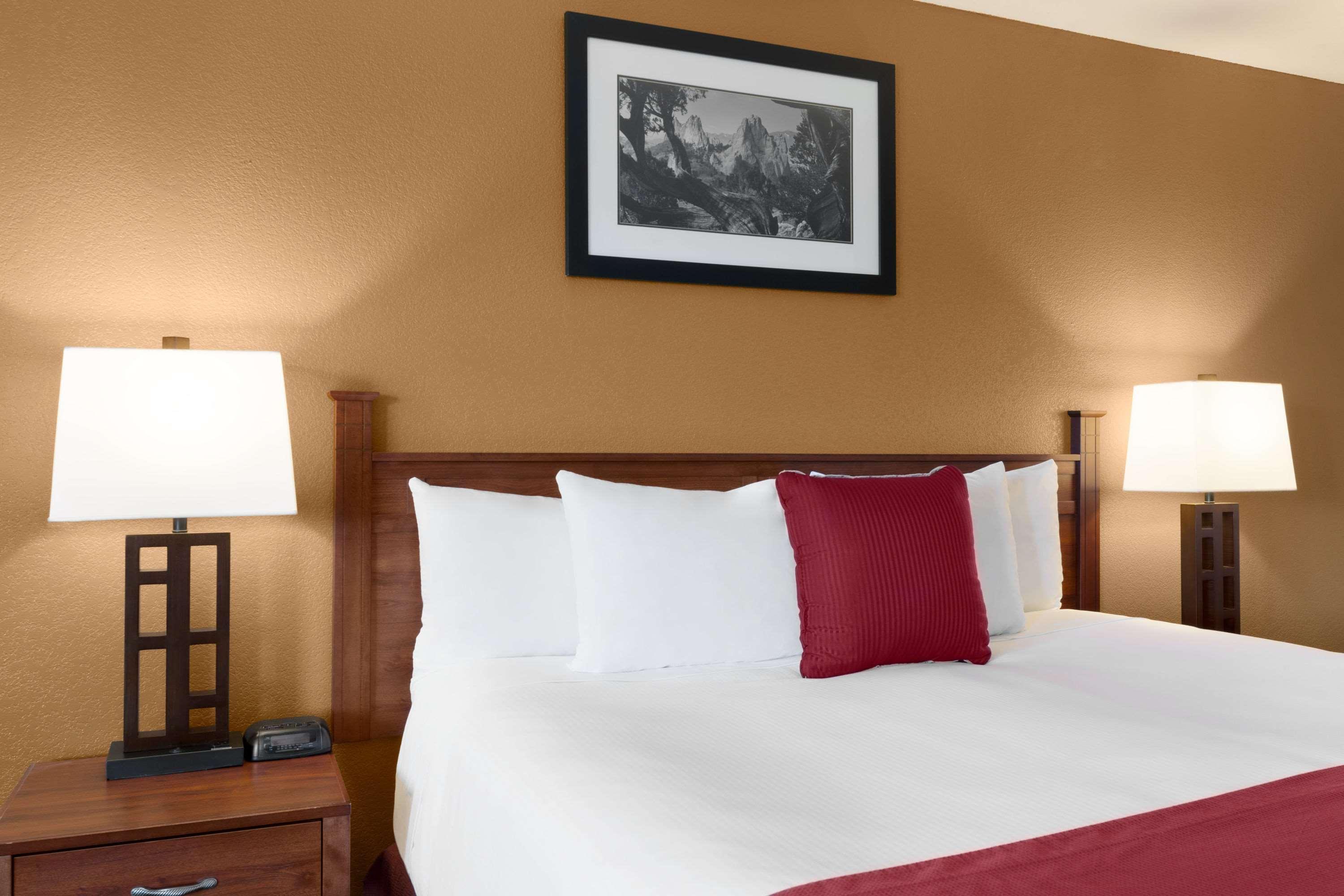Baymont By Wyndham Cortez Bagian luar foto