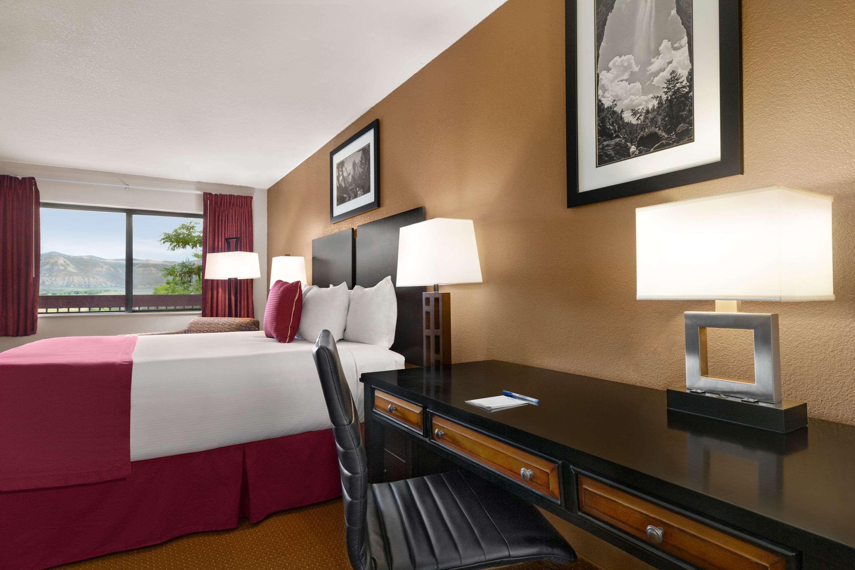 Baymont By Wyndham Cortez Bagian luar foto